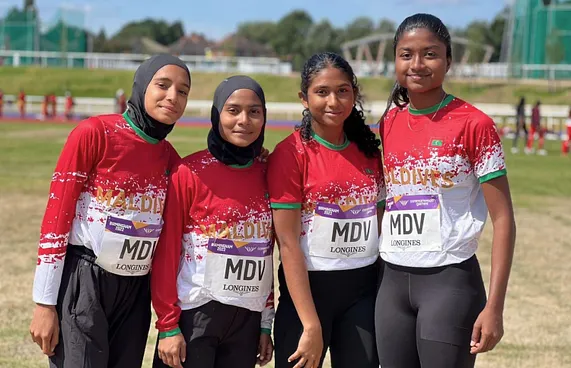 އަންހެން ޓީމުން ރިލޭގެ ރެކޯޑް މުގުރާލައިފި