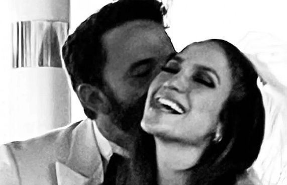 ޖޭލޯ އާއި އެފްލެކް އަނެއްކާ ކައިވެނިކޮށް ބޮޑު ހަފުލާއެއް