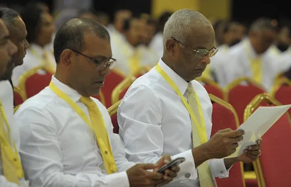 ނަޝީދުގެ ޓެކްސީ ސިޔާސަތާ ރައީސް ދެކޮޅު