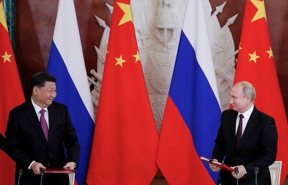 ޕުޓިން އާއި ޝީ ބައްދަލުކުރައްވަނީ