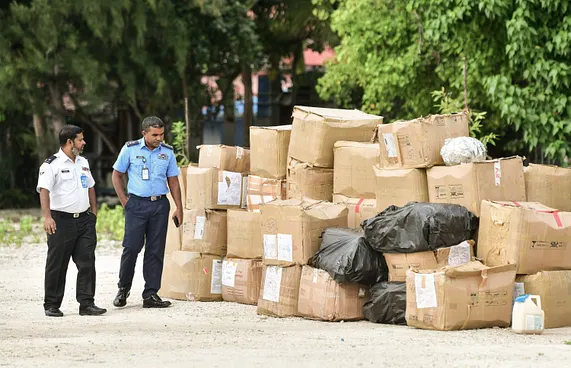ރާއްޖެއަށް ޑްރަގު ފޮނުވާ ތިން މީހުން އަތުލައިނުގަނެވޭ