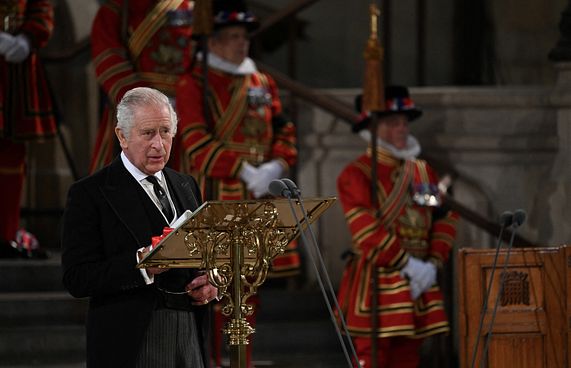 ރަސްކަން ކުރުމުގައި ދަމަހައްޓާނީ ރާނީގެ ނަމޫނާ: ޗާލްސް