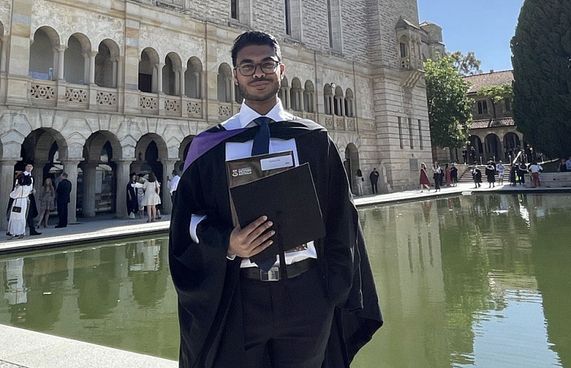 ދިވެހި ވަކީލެއްގެ ޓެކްސް ލޯގެ ދިރާސާ އޮކްސްފޯޑަށް