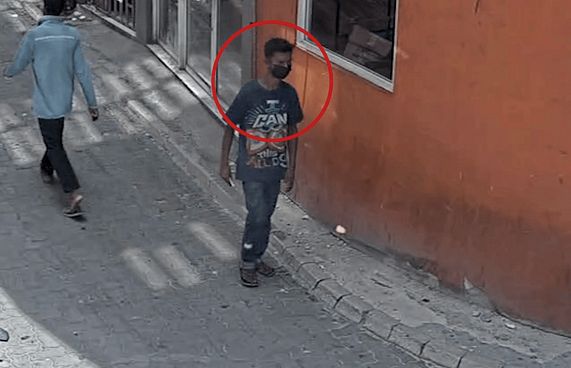 ވިސާ ޑެބިޓް ކާޑެއް ވަގަށް ބޭނުންކުރި މީހަކު ހޯދަނީ