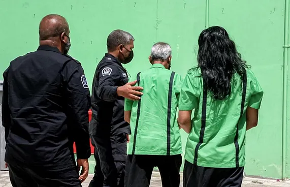 އޯޕަން ޕްރިޒަން އައިލެންޑަށާ އެކު ޖަލު އޮފިސަރުން ހޯދަނީ