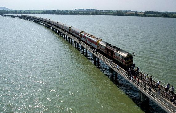 ތައިލެންޑުގެ "ފްލޯޓިން ރޭލު" ބަލަން އެތައް ބަޔަކު