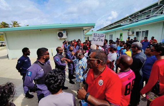 މާންދޫގައި މަސްވެރިންނާއި ފުލުހުން ކުރިމަތިލުމަކަށް