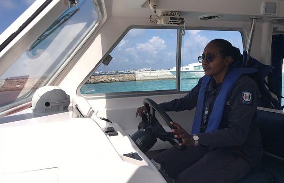 ސަންފަ، ފުލުހުންގެ ފުރަތަމަ އަންހެން ކައްޕި، ޝަރަފެއް