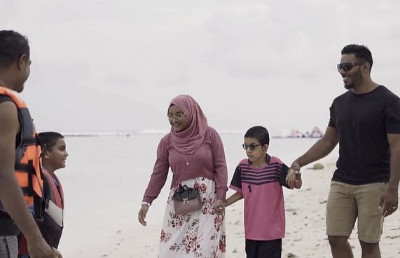 މަގޭ ލޮބުވެތި ގެ: އާއިލީ ގުޅުމުގެ ހުރިހާ އިހްސާސެއް