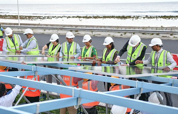 ހައިވޭގައި ސޯލާ ޕެނަލް ހަރުކުރަން ފަށައިފި