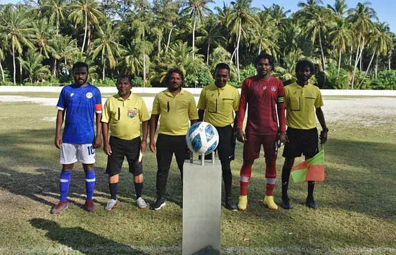 މުސާރައެއް ނުދޭ، ރެފްރީން ނުލިބި މެޗުތައް ހުއްޓިފައި!