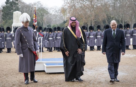 ދިފާއީ ރޮނގުން ސައޫދީ، އިނގިރޭސީން އެއްބާރުލަނީ