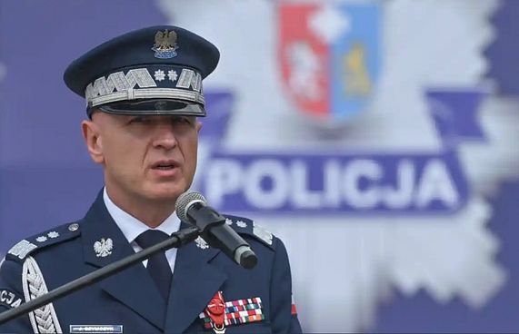 ހަދިޔާއެއް ގޮވުމުން ޕޮލެންޑްގެ ޕޮލިސް ކޮމިޝަނަރު ޒަހަމް