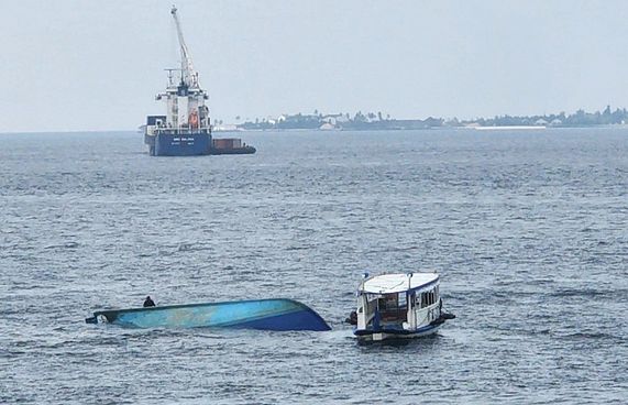 ރަސްފަންނާ ދިމާލު ބޭރުން ދޯންޏެއް ބަންޑުން ޖަހާލައިފި