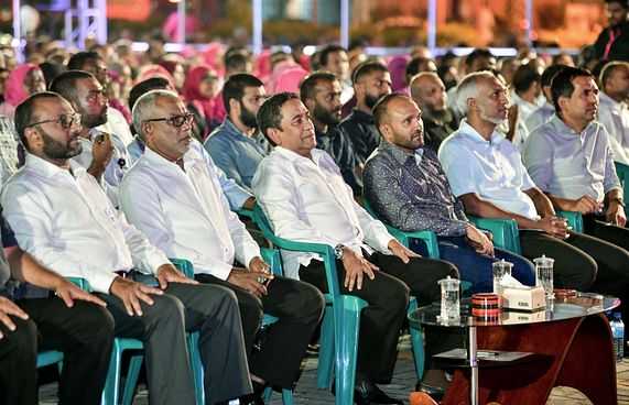ޕެންޑްރައިވް އެނގޭނީ "ޔާމީނާއި ހުސެން ވަހީދަށް"