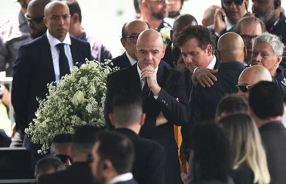 ޕެލޭގެ ޖަނާޒާގައި އިންފަންޓީނޯ ނެގިސެލްފީ މައްސަލައަކަށް