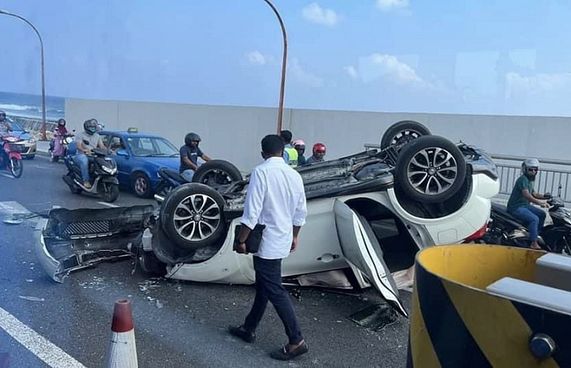 ބްރިޖު މަތިން ކާރެއް ފުރޮޅާލައިފި