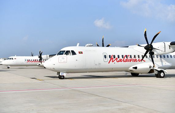 ޕައިލެޓުންގެ 4 މަގާމަށް 100 އެއްހާ މީހުން