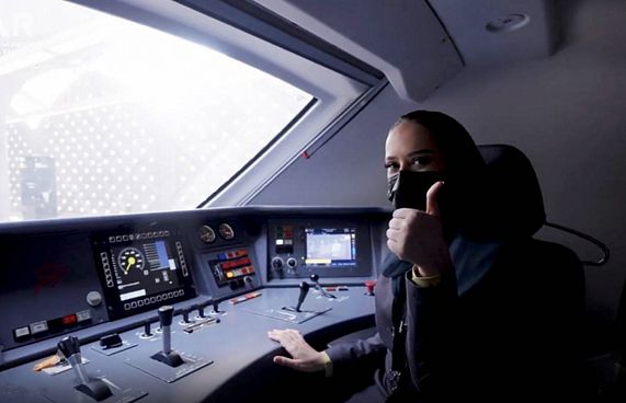 ސައުދީގައި ރޭލު ދުއްވަން 32 އަންހެނުން ތަމްރީނުކޮށްފި