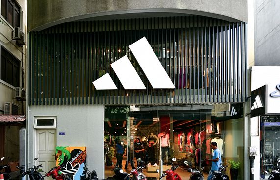 ސޮނީ ސްޕޯޓްސްގެ އާ ފިހާރަ، މި ފަހަރު އެޑިޑާސް އަށް