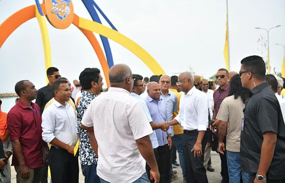 ނަޝީދުގެ ސިޔާސަތާ ހެދި އުޅެނީ ސަމާތް ނުވެވިގެން