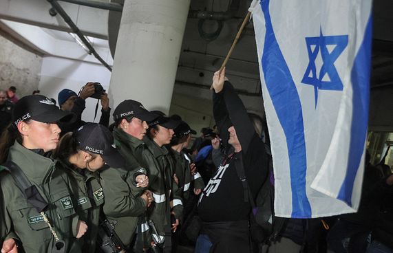 އިޒްރޭލުގެ ދިފާއީވަޒީރު ވަކިކުރުމުން މުޒާހަރާ ހޫނުވެއްޖެ