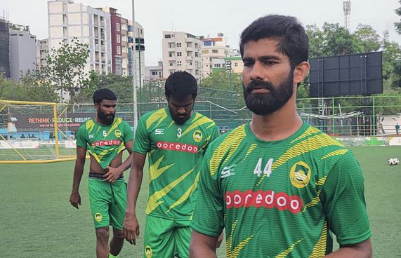 ލިލީ ކޯޗިން ތެރެއަށް، އެކަމަކު ކުޅުން ހުއްޓާނުލާނެ