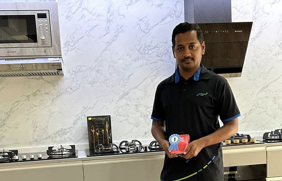 ޔޫރޯ ސްޓޯރުން މޮޅަށް ސްކޯ ދިމާކުރި ބައިވެރިން ހޮވައިފި