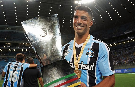 ފުރަތަމަ މެޗުގައި ހެޓްރިކަކާ އެކު ސުއަރޭޒަށް ތަށި