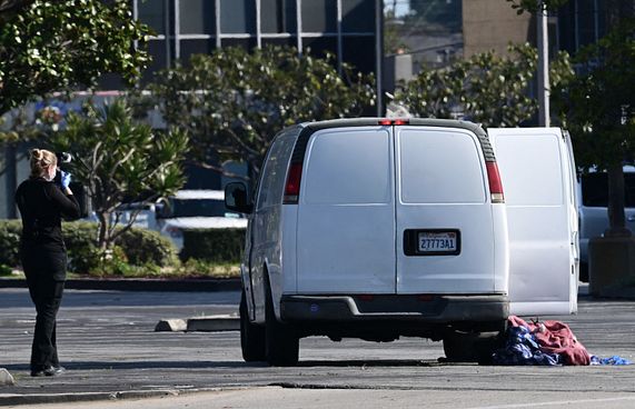 ކެލިފޯނިއާގައި 44 ގަޑިއިރު ތެރޭ ބަޑިޖަހައި 19 މަރު