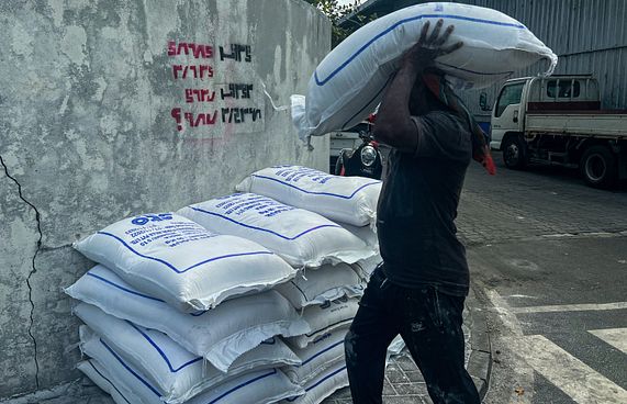 ސިޔާސީ ބާރު އަދިވެސް އޮތީ ފައިސާވެރިންގެ އަތުގައި!