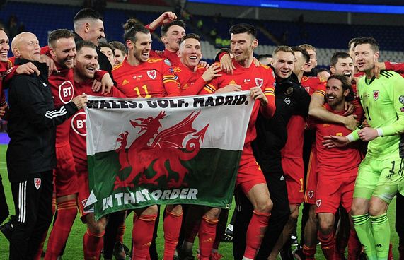 ފުޓްބޯޅަ ކުޅުން ހުއްޓާލި ބޭލް ގޮލްފް ޓުއާގައި