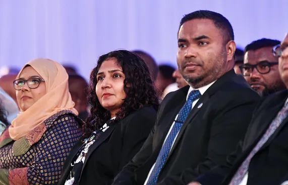 މަހާޒް އާއި އަޒްމިރަލްދާ ފަނޑިޔާރުކަމުން ވަކިކޮށްފި