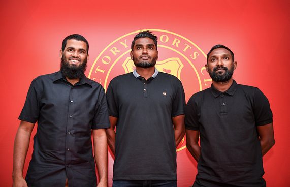 ސޮބާ ވިކްޓަރީއަށް، އަކޫ އާއި އުމޭރުވެސް ސޮއިކޮށްފި