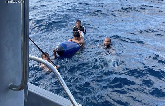 ރޯވެ އަޑިއަށް ދިޔަ ދޯންޏެއްގެ 4 މީހުން ސަލާމަތްކޮށްފި