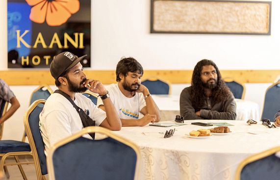 އަޔާދީތަކަފުލް އިން ގެސްޓް ވިޔަފާރިވެރިންގެ ގާތަށް