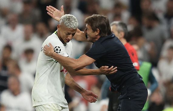 ފުރުސަތު ނުދޭތީ ރިޗާލިސަން އޭނާގެ ކޯޗަށް ފާޑުކިޔައިފި