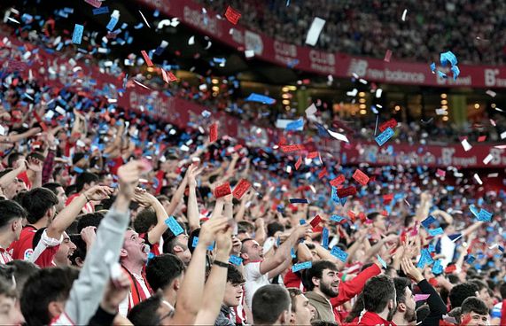 ދަނޑަށް ފޭކު ޑޮލަރު އަޅައި ބާސެލޯނާއާ ދިމާކޮށްލައިފި