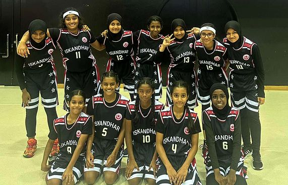 ބާސްކެޓުގައި އިސްކަންދަރު ސްކޫލް ހަތަރު ފައިނަލަކަށް