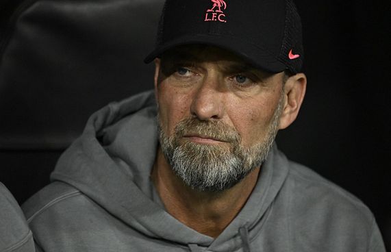 ކްލޮޕް އެނބުރި ފުޓްބޯޅައިގެ ތެރެއަށް