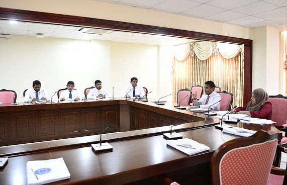 ބިދޭސީ 12 މީހެއްގެ ނަންމަތީ 38،000 ސިމް