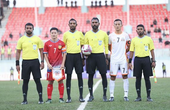 ރެފްރީން ރޯދަ ވީއްލަން، ނޭޕާލުން މެޗު މެދުކަނޑާލައިފި