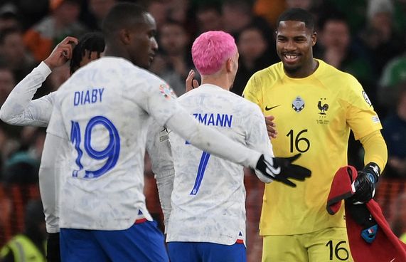 ފްރާންސަށް ހަނި މޮޅެއް، ފަހު ވަގުތު ސަލާމަތްކޮށްދިނީ ކީޕަރު