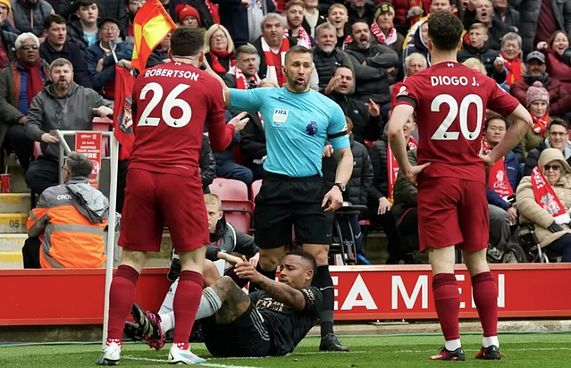 ލިވަޕޫލް ކުޅުންތެރިޔަކަށް ލައިންސްމަން ހަމަލާދީފި