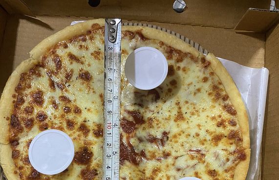 އޯޑަރުކުރި ޕިއްޒާގައި ސައިޒު ހަމަނުވާތީ ޝަކުވާކޮށްފި