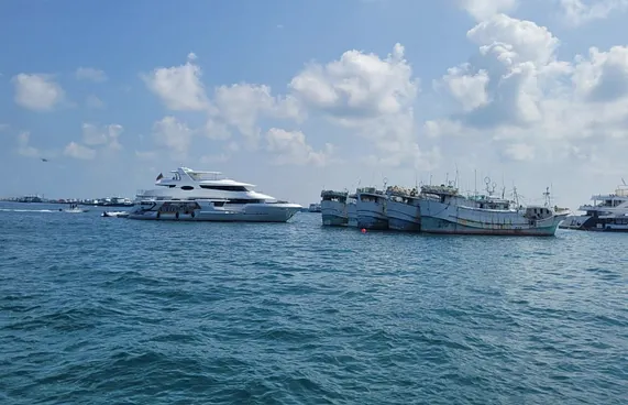 ހުޅުމާލޭގެ ފަޅުތެރޭގައި ބާ ބޯޓުތަކެއް އޮޔާދަނީ!