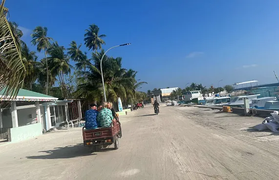 މީހުން ސަލާމަތްކުރަން ވަންނަން ޖެހުނީ ފާރުތަޅާލައިގެން