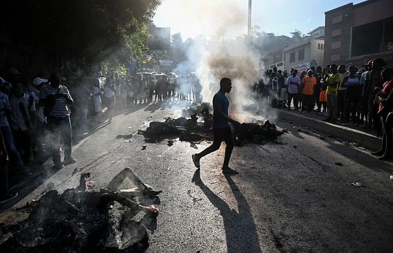 ހައިޓީގައި ގޭންގެއްގެ ބަޔަކު އަންދާލައިފި