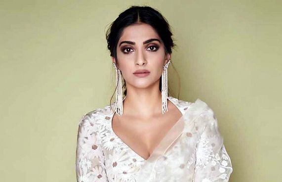 ޗާލްސްގެ ރަސްކަން ފަށާ ހަފްލާގައި ސޯނަމްގެ ހުށަހެޅުމެއް