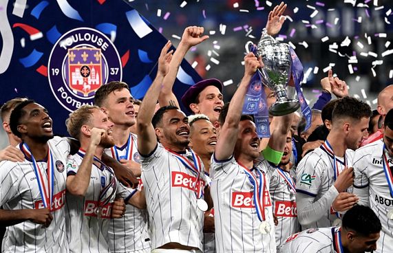 ފްރެންޗް ކަޕާ އެކު ތޫލޫސް އަށް ފުރަތަމަ ތަށި